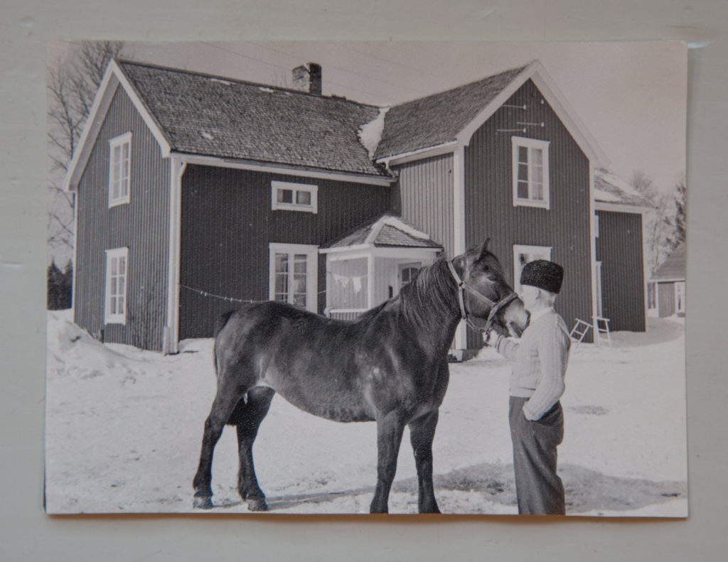Morfar med hästen framför huset